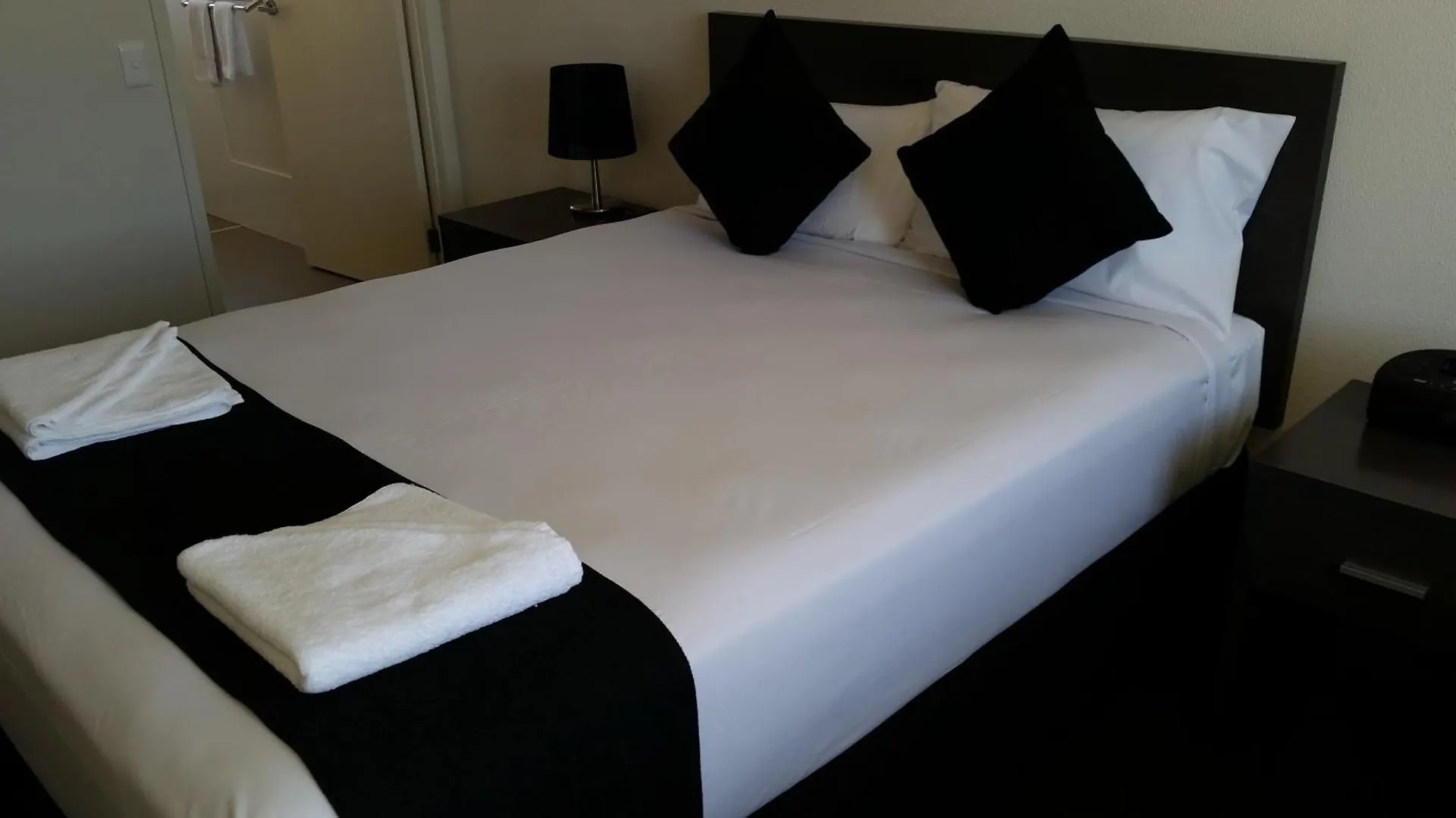 Dooleys Tavern And Motel Capella